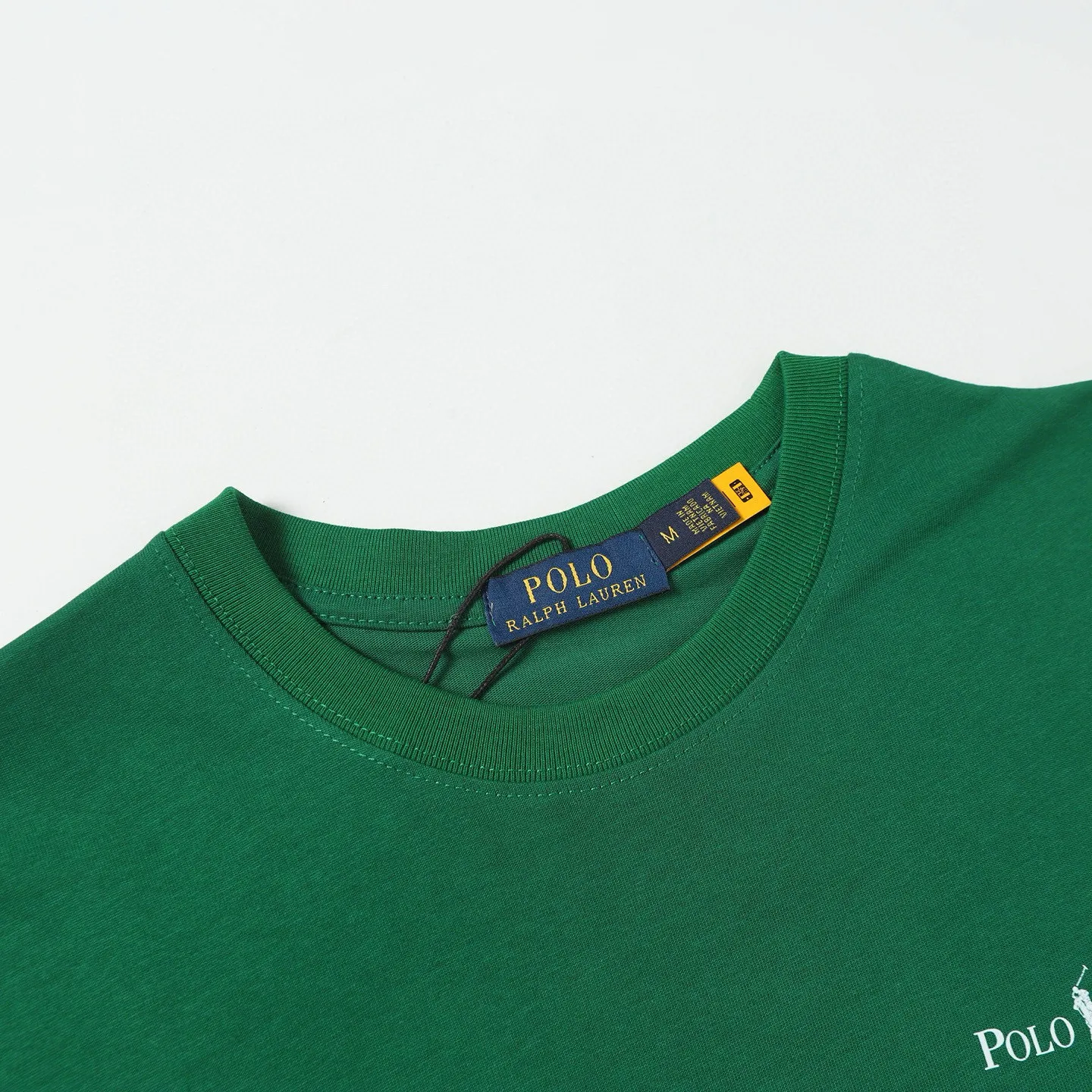 P126 Style number: 505 Ralph Lauren/Ralph Lauren 25ss new summer silicone Polo embossed round neck T-shirt. The main logo on the neck has a QR code mark, which can be scanned for verification. The 3D silicone three-dimensional English letter logo is embossed to distinguish low-quality products on the market. 32 counts, 240g hydrophilic toner, 100% cotton fabric, comfortable and soft, highly breathable, focusing on high-end cost-effectiveness, needless to say good quality. Available in a variety of colors, both boys and girls can try this genderless style, giving them a yuppie tone in no time. Immerse yourself in your leisurely style, and have your own style in retro. Natural, vivid and very French romantic feelings, perfectly integrating youthful atmosphere and trend. Color: white, black, navy blue, dark green Size: S-xL S Shoulder width 44 Bust 104 Sleeve length 23 Clothing length 72 M Shoulder width 45 Bust 108 Sleeve length 24 Clothing length 74 L Shoulder width 46 Bust 112 Sleeve length 25 Clothing length 76 xL Shoulder width 47 Bust 116 Sleeve length 26 Clothing length 78
